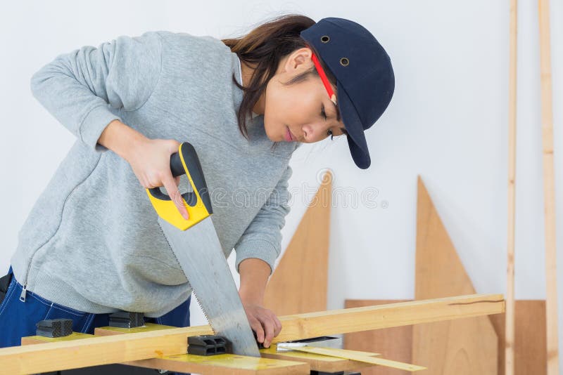 Bella donna con una sega a mano fotografia stock libera da diritti