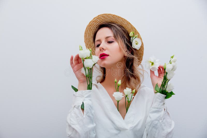 Bella donna con le rose bianche in maniche fotografie stock libere da diritti Bella donna con le rose bianche in maniche fotografie stock libere da diritti