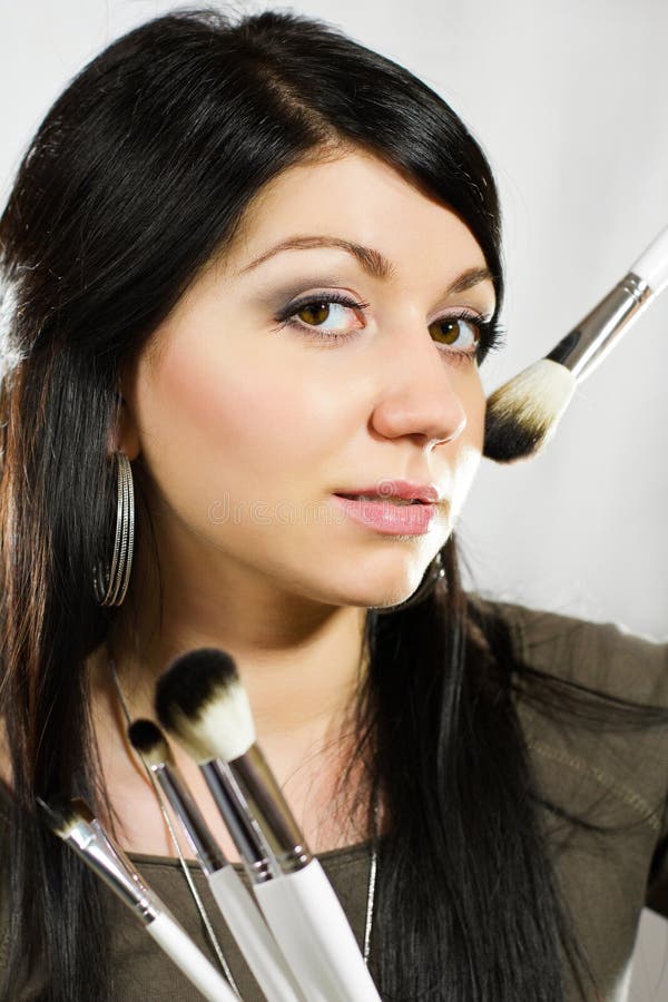 Bella donna con le spazzole di trucco immagine stock libera da diritti Bella donna con le spazzole di trucco immagine stock libera da diritti