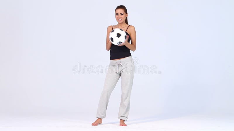 Bella donna con pallone da calcio su bianco
