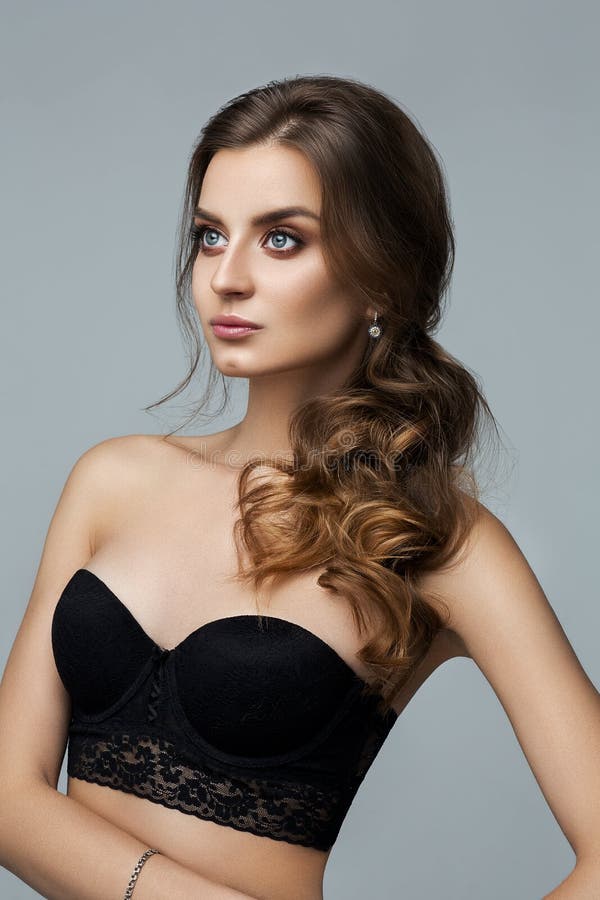 Bella donna con trucco e acconciatura sopra fondo grigio fotografie stock Bella donna con trucco e acconciatura sopra fondo grigio fotografie stock