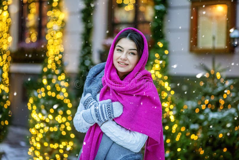Bella donna con una sciarpa rosa per strada Concetto di stile di vita, urbano, invernale, vacanza, Buon Natale, Capodanno fotografie stock libere da diritti Bella donna con una sciarpa rosa per strada Concetto di stile di vita, urbano, invernale, vacanza, Buon Natale, Capodanno fotografie stock libere da diritti