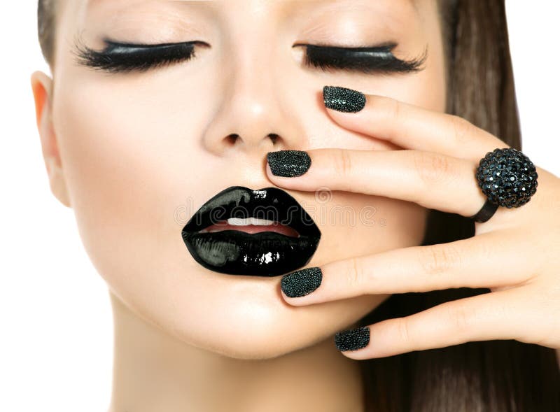 Bella donna del modello di moda con le sferze lunghe ed il trucco nero fotografie stock Bella donna del modello di moda con le sferze lunghe ed il trucco nero fotografie stock