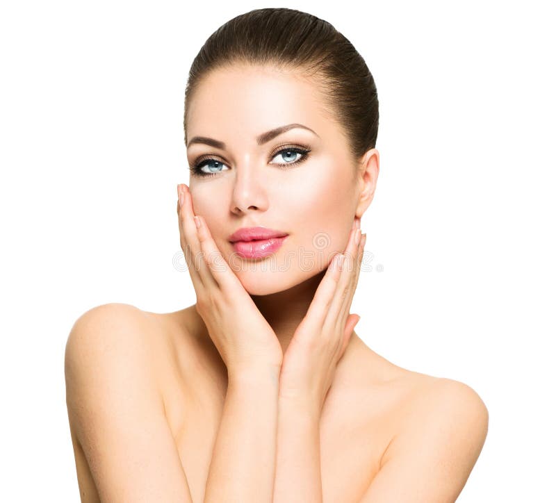 Bella donna in spa che tocca il viso immagini stock