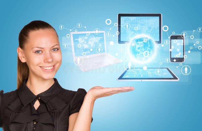 Bella donna di affari che dimostra computer immagine stock libera da diritti