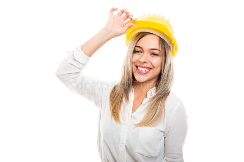 Bella donna di affari che indossa elmetto protettivo giallo e sorridere immagini stock libere da diritti Bella donna di affari che indossa elmetto protettivo giallo e sorridere immagini stock libere da diritti
