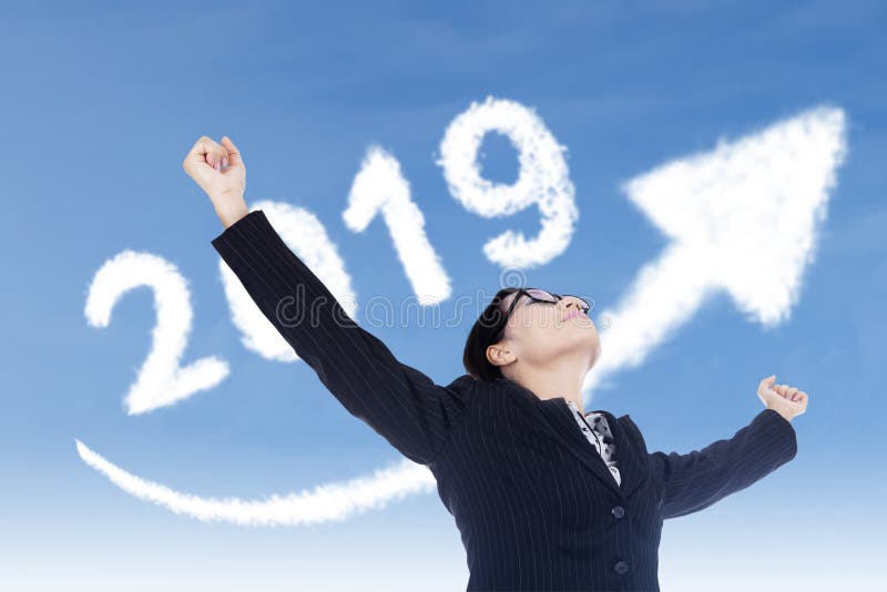 Bella donna di affari con il numero 2019 fotografie stock libere da diritti Bella donna di affari con il numero 2019 fotografie stock libere da diritti