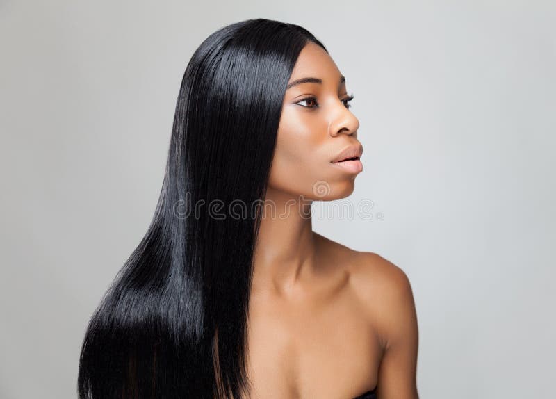 Bella donna di colore con capelli diritti lunghi fotografia stock