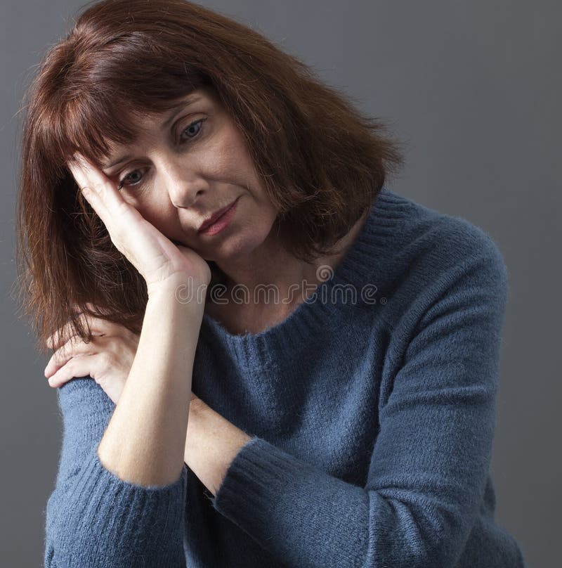 Bella donna di invecchiamento che soffre dai blu di inverno immagini stock Bella donna di invecchiamento che soffre dai blu di inverno immagini stock