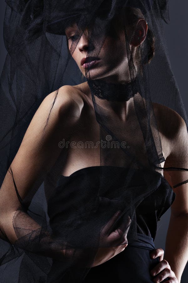 Bella donna elegante in un vestito lungo immagini stock libere da diritti Bella donna elegante in un vestito lungo immagini stock libere da diritti