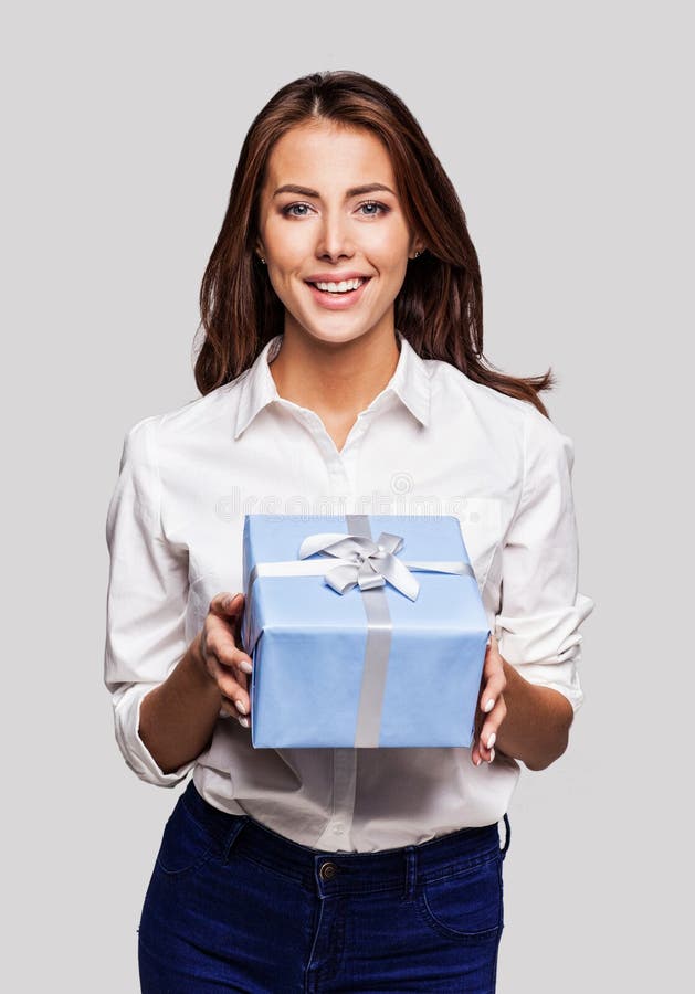 Bella donna felice con il contenitore di regalo al partito di celebrazione Vigilia del nuovo anno o di compleanno che celebra con immagini stock libere da diritti Bella donna felice con il contenitore di regalo al partito di celebrazione Vigilia del nuovo anno o di compleanno che celebra con immagini stock libere da diritti