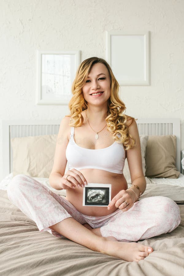 Bella donna incinta adulta Aspettando il bambino Gravidanza Cura, tenerezza, maternità, parto fotografia stock Bella donna incinta adulta Aspettando il bambino Gravidanza Cura, tenerezza, maternità, parto fotografia stock