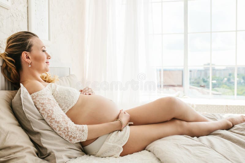 Bella donna incinta adulta Aspettando il bambino Gravidanza Cura, tenerezza, maternità, parto immagine stock libera da diritti Bella donna incinta adulta Aspettando il bambino Gravidanza Cura, tenerezza, maternità, parto immagine stock libera da diritti