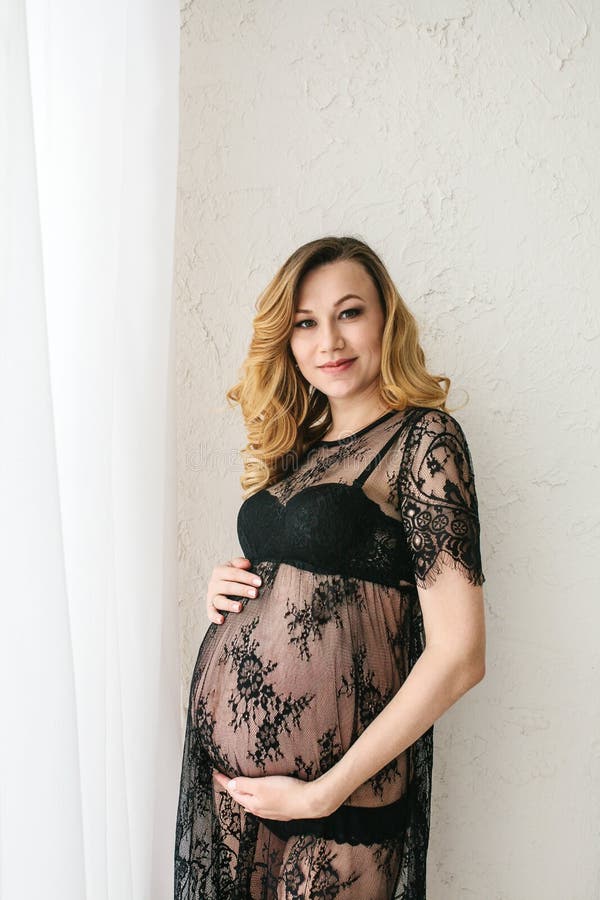 Bella donna incinta adulta Aspettando il bambino Gravidanza Cura, tenerezza, maternità, parto fotografie stock Bella donna incinta adulta Aspettando il bambino Gravidanza Cura, tenerezza, maternità, parto fotografie stock