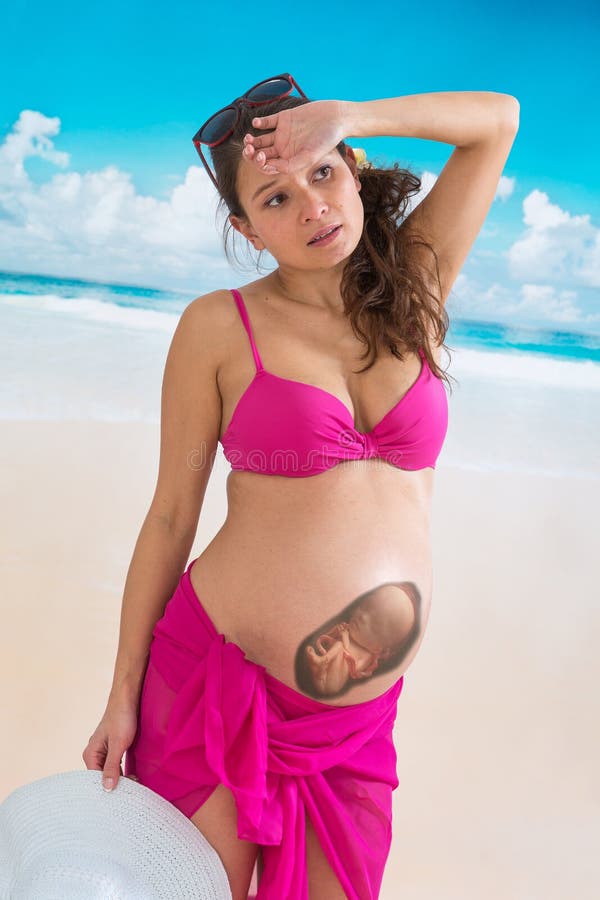 Bella donna incinta asiatica che cammina sulla spiaggia blu nelle vacanze estive immagini stock Bella donna incinta asiatica che cammina sulla spiaggia blu nelle vacanze estive immagini stock
