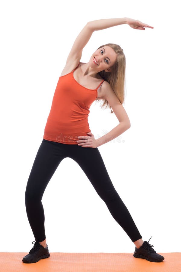 Bella donna in mani e parte posteriore di addestramento degli abiti sportivi su una stuoia immagine stock libera da diritti Bella donna in mani e parte posteriore di addestramento degli abiti sportivi su una stuoia immagine stock libera da diritti