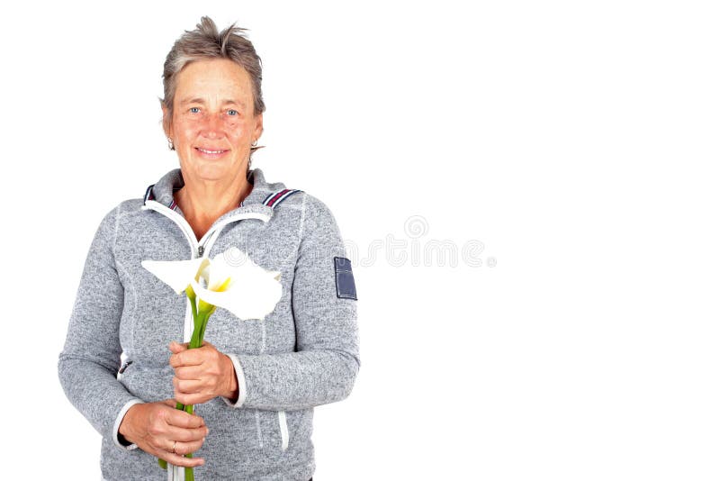 Bella donna matura con i fiori sboccianti di cala immagini stock libere da diritti Bella donna matura con i fiori sboccianti di cala immagini stock libere da diritti