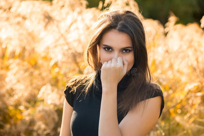 Bella donna nel campo al tramonto immagini stock libere da diritti