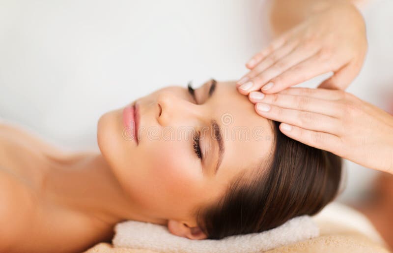 Bella donna nel salone della stazione termale che ha facial immagini stock Bella donna nel salone della stazione termale che ha facial immagini stock
