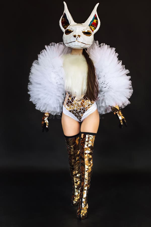 Bella Donna Sexy Con La Maschera Del Coniglietta Di Coniglio E Costume Di  Carnevale Che Posa Sul Fondo Scuro Immagine Stock - Immagine di trucco,  corpo: 213009939