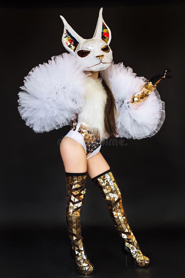 Bella Donna Sexy Con La Maschera Del Coniglietta Di Coniglio E Costume Di  Carnevale Che Posa Sul Fondo Scuro Immagine Stock - Immagine di testa,  trucco: 213009953