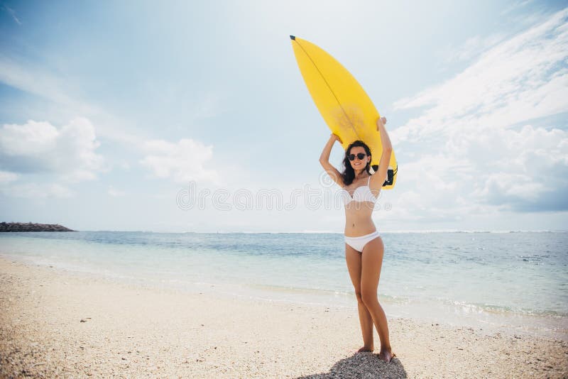 Bella donna sexy felice in buona salute con il surf divertendosi dal mare sul fondo del cielo blu Svago attivo di stile di vita immagine stock Bella donna sexy felice in buona salute con il surf divertendosi dal mare sul fondo del cielo blu Svago attivo di stile di vita immagine stock