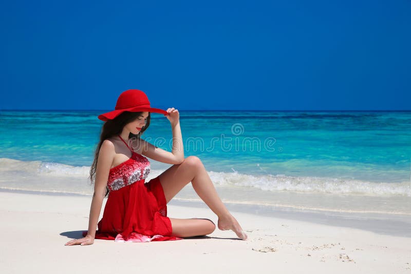 Bella donna spensierata in cappello che gode sul mare esotico, castana immagini stock libere da diritti Bella donna spensierata in cappello che gode sul mare esotico, castana immagini stock libere da diritti