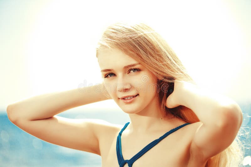 Bella donna sulla spiaggia dal mare fotografia stock libera da diritti Bella donna sulla spiaggia dal mare fotografia stock libera da diritti
