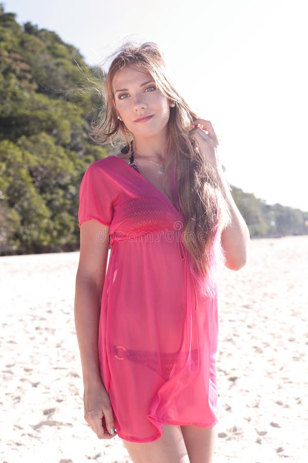 Bella donna sulla spiaggia tropicale fotografia stock libera da diritti Bella donna sulla spiaggia tropicale fotografia stock libera da diritti