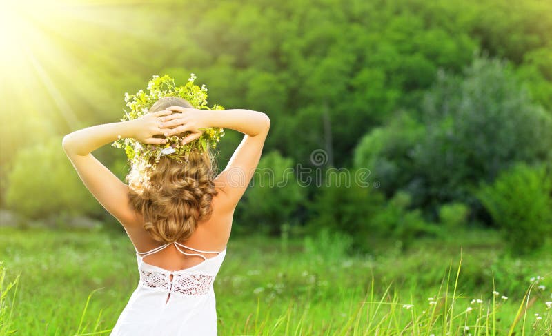 Bella donna in una corona dei fiori sulla natura fotografia stock Bella donna in una corona dei fiori sulla natura fotografia stock