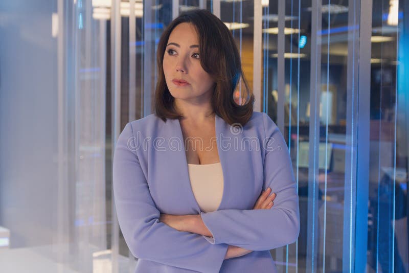 Bella donna in uno studio della televisione immagine stock libera da diritti Bella donna in uno studio della televisione immagine stock libera da diritti