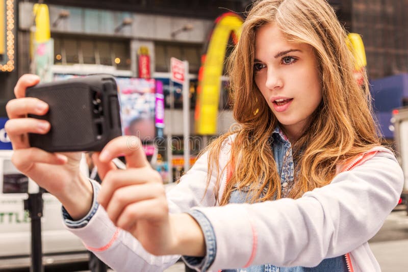 Bella donna urbana che fa selfie fotografia stock Bella donna urbana che fa selfie fotografia stock