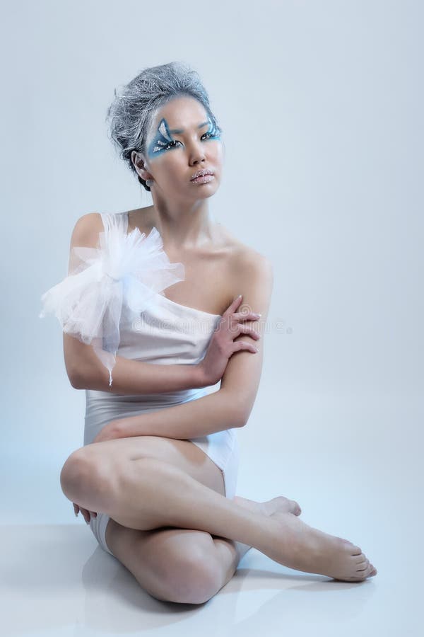 Bella donna in vestito bianco fotografia stock Bella donna in vestito bianco fotografia stock