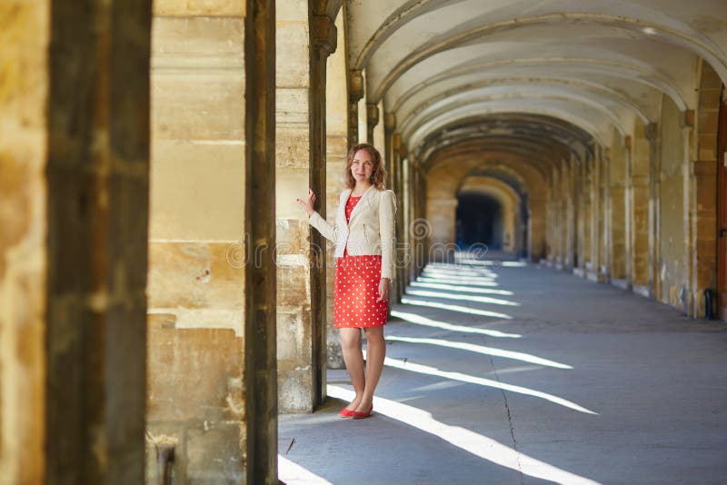 Bella donna in vestito rosso dal pois a Parigi, Francia fotografia stock libera da diritti Bella donna in vestito rosso dal pois a Parigi, Francia fotografia stock libera da diritti