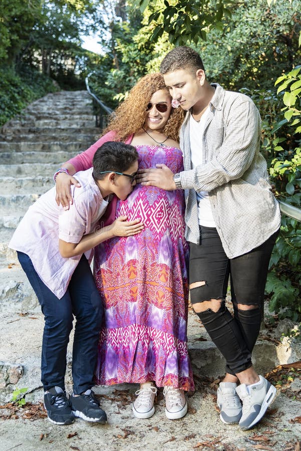 Bella famiglia che si diverte nel parco fotografia stock libera da diritti Bella famiglia che si diverte nel parco fotografia stock libera da diritti