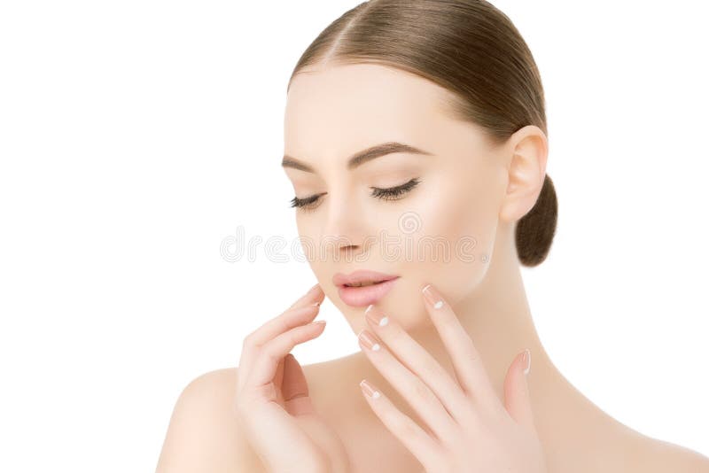 Bella fine del fronte della donna sullo studio sul modello bianco f della stazione termale di bellezza fotografia stock