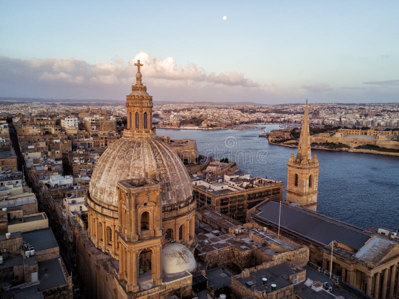 Bella foto del fuco di La Valletta Malta ad alba fotografie stock libere da diritti Bella foto del fuco di La Valletta Malta ad alba fotografie stock libere da diritti
