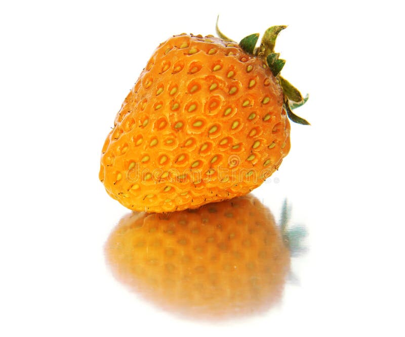 Bella, fragola luminosa matura e grande sui precedenti isolati Fragola gialla dell'isolato fotografia stock Bella, fragola luminosa matura e grande sui precedenti isolati Fragola gialla dell'isolato fotografia stock