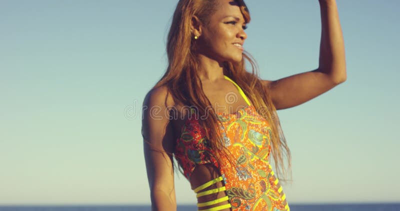 Bella giovane donna africana in un costume da bagno archivi video