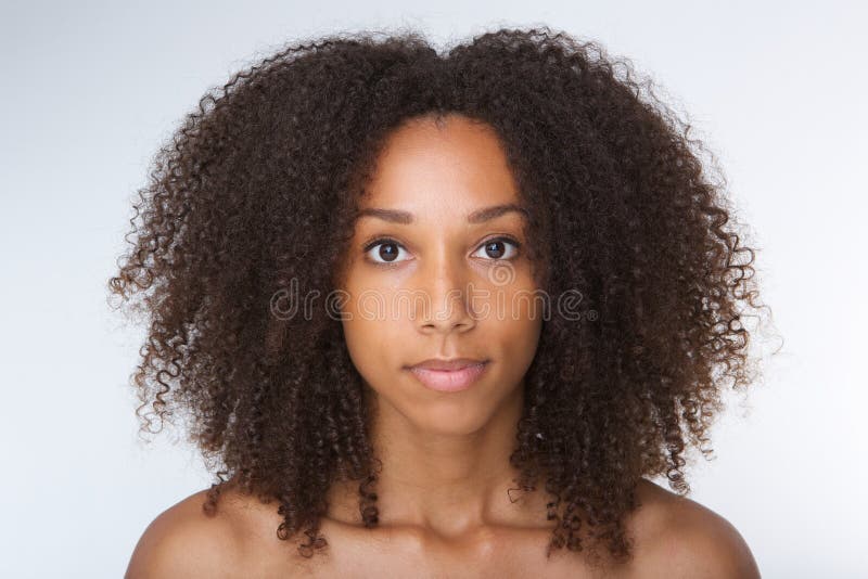 Bella giovane donna afroamericana con capelli ricci