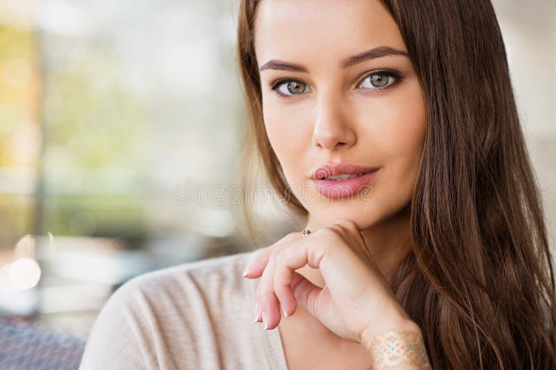 Bella giovane donna all'aperto nel giorno soleggiato immagini stock libere da diritti Bella giovane donna all'aperto nel giorno soleggiato immagini stock libere da diritti