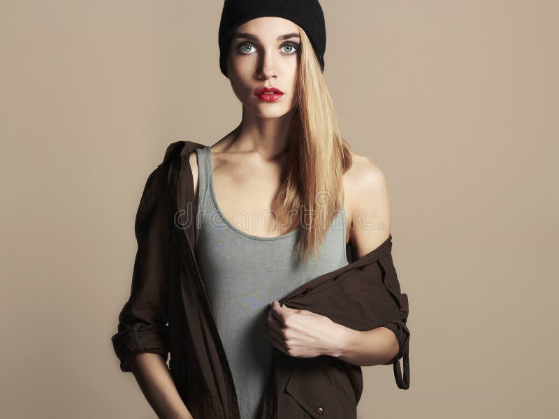 Bella giovane donna alla moda in cappello ragazza bionda di bellezza in cappuccio fotografia stock Bella giovane donna alla moda in cappello ragazza bionda di bellezza in cappuccio fotografia stock