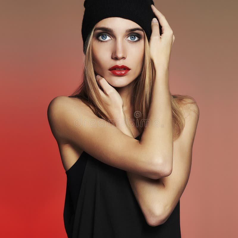 Download Bella Giovane Donna Alla Moda In Cappuccio Ragazza Bionda Di Bellezza In Cappello Fotografia Stock - Immagine di signora, bello: 56875824