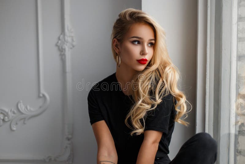 Bella giovane donna alla moda in una maglietta s del nero di modo fotografia stock Bella giovane donna alla moda in una maglietta s del nero di modo fotografia stock