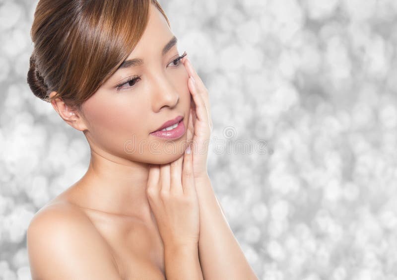 Bella giovane donna asiatica immagini stock