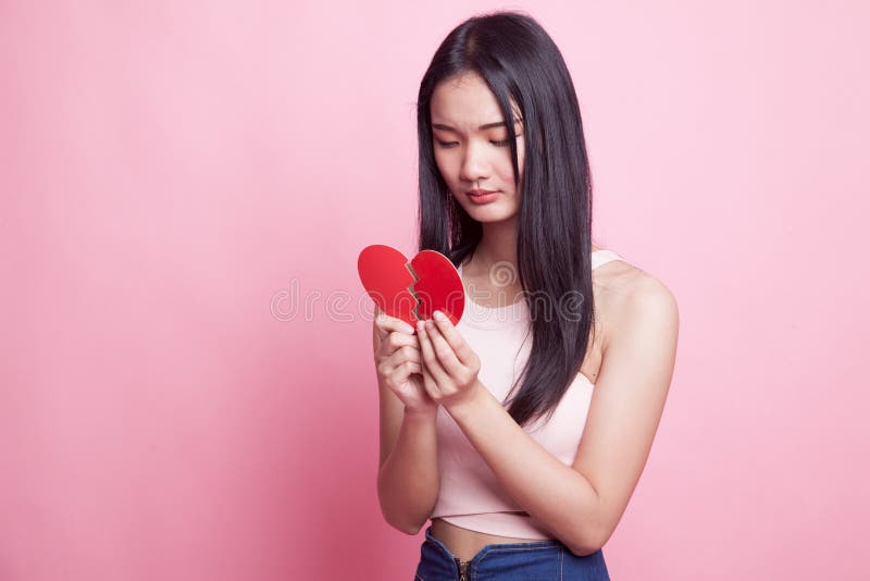 Bella giovane donna asiatica con cuore rotto immagine stock libera da diritti Bella giovane donna asiatica con cuore rotto immagine stock libera da diritti