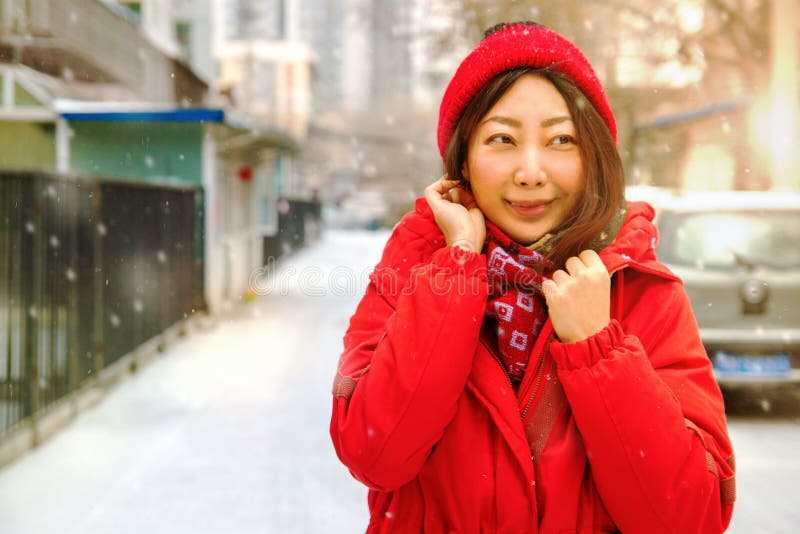 Bella giovane donna asiatica in rivestimento caldo nell'inverno Ritratto di una ragazza nella neve immagine stock Bella giovane donna asiatica in rivestimento caldo nell'inverno Ritratto di una ragazza nella neve immagine stock