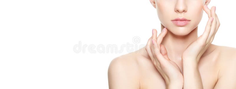 Bella giovane donna bionda con pelle perfetta che tocca il suo fronte Trattamento facciale Bellezza e concetto della stazione ter immagine stock libera da diritti Bella giovane donna bionda con pelle perfetta che tocca il suo fronte Trattamento facciale Bellezza e concetto della stazione ter immagine stock libera da diritti