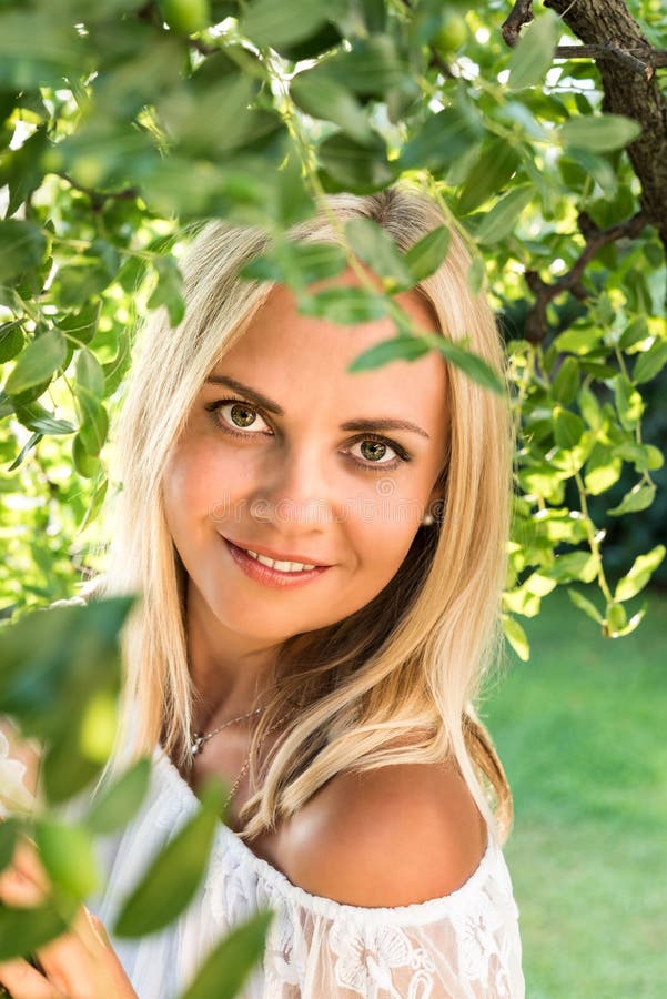 Bella Giovane Donna Bionda Sotto L'albero Con Immagine Stock Immagine