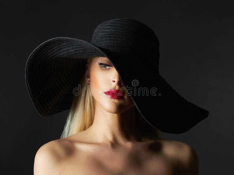 Bella giovane donna in cappello immagini stock libere da diritti Bella giovane donna in cappello immagini stock libere da diritti